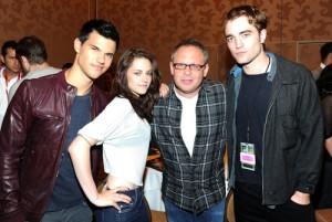 2011__07__Breaking_Dawn_Bill_Condon_Kristen_Stewart_July26 300×201.jpg