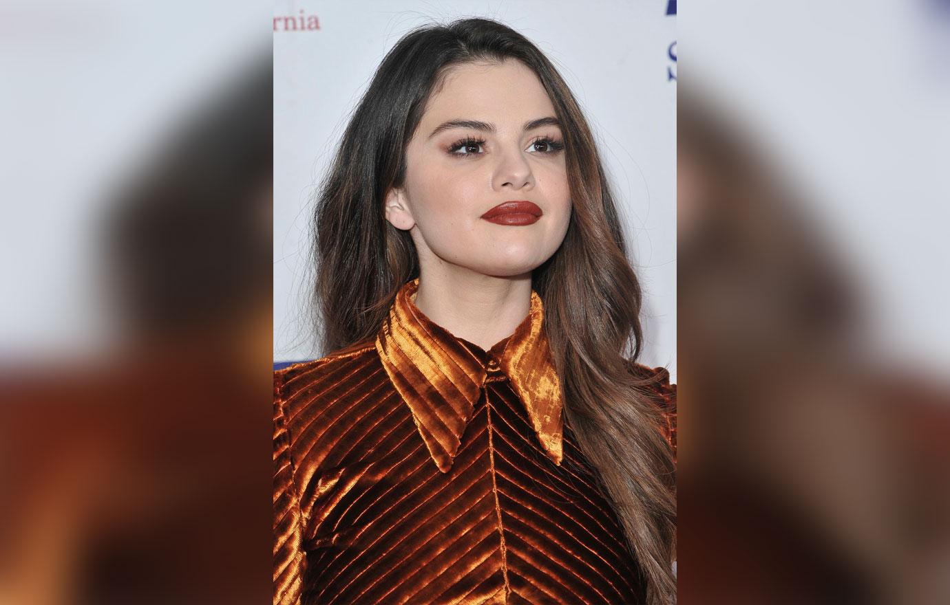 Selena Gomez Gets Stung By Man O' War In Hawaii