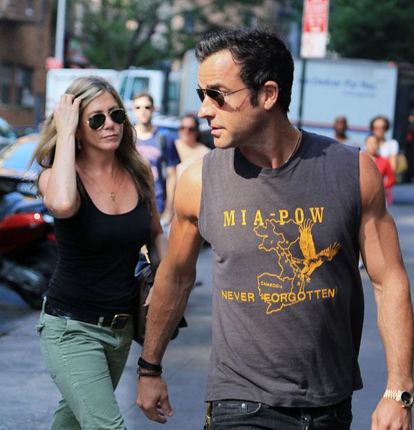 Jennifer aniston justin theroux banning friends 02