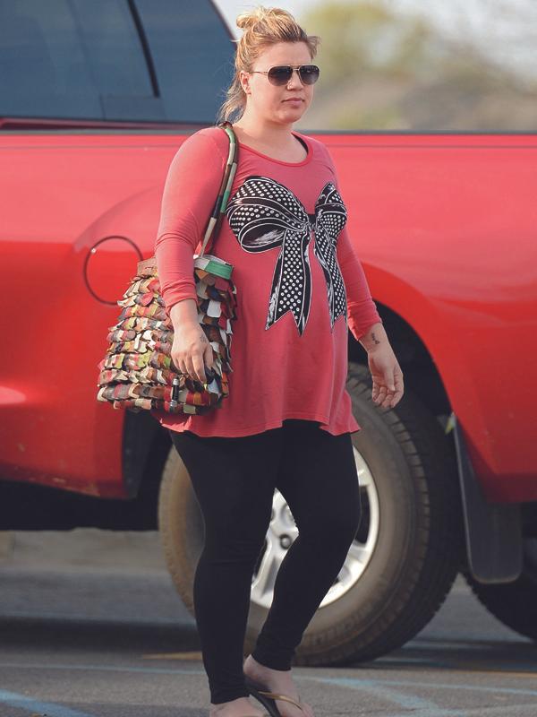 Exclusive &#8211; American Idol Winner Kelly Clarkson Shows Off Her Baby Bump In A Pink Maternity Top