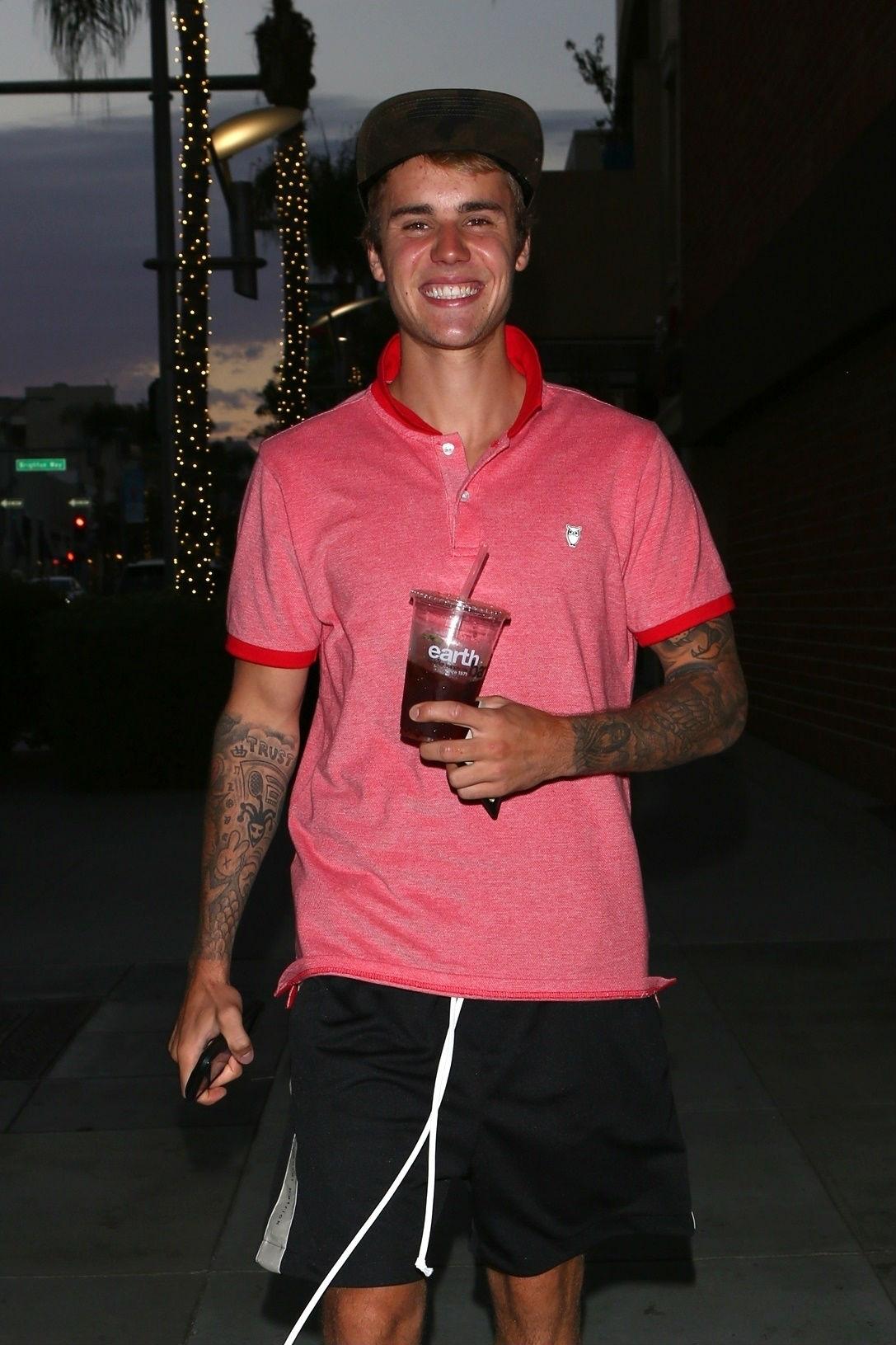 Justin Bieber Smiling Photo After Leaked Nude Pics1