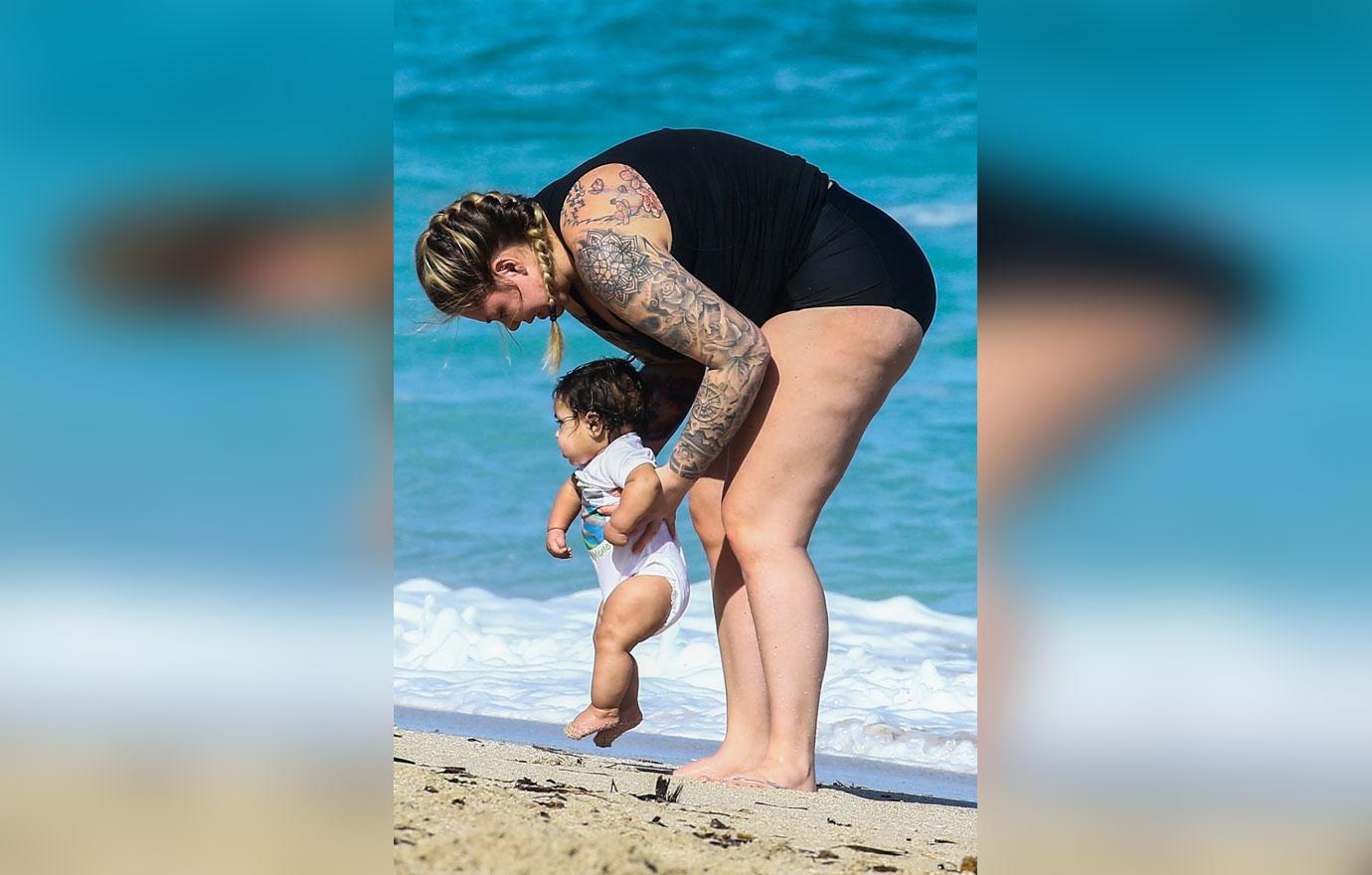 *EXCLUSIVE* Kailyn Lowry hits the beach with Baby Lux in Miami