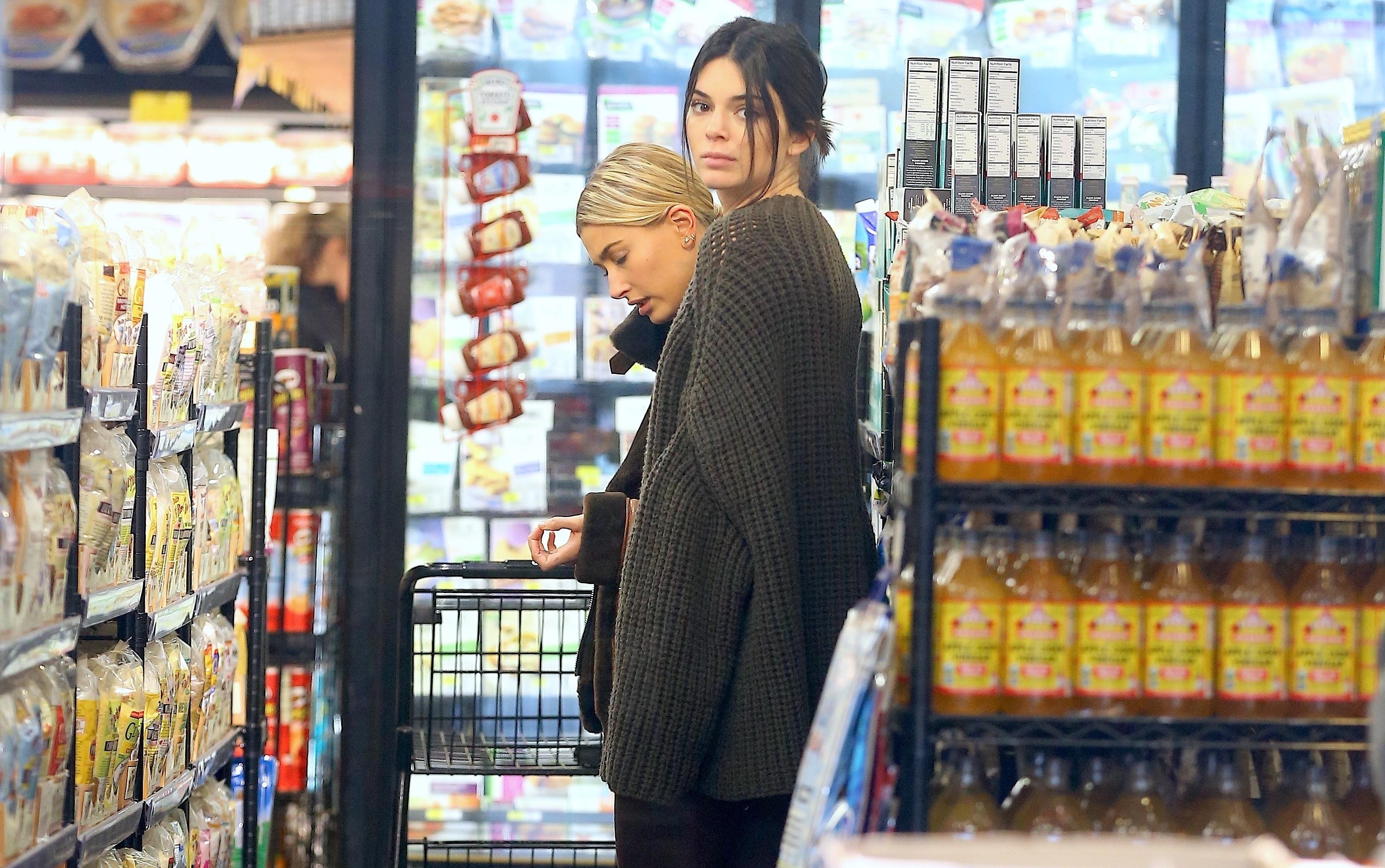 Kendall jenner hailey baldwin shopping