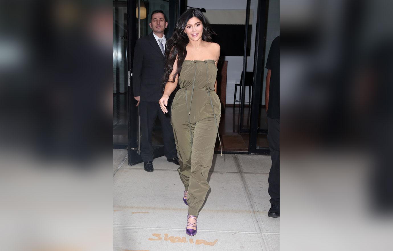 Kylie Jenner looks great as she leaves Gigi Hadid&#8217;s apartment surrounded by fans