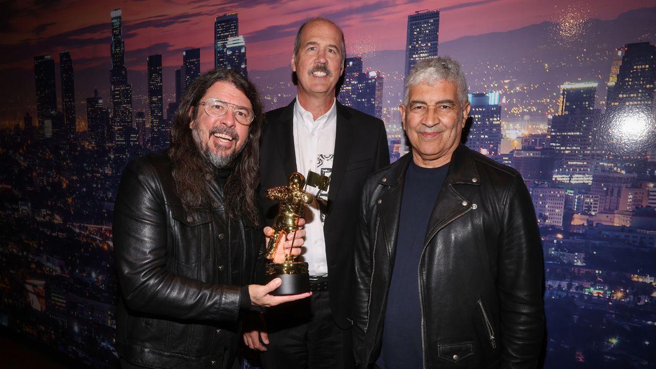 Photo of Nirvana accepted the Vanguard Award at the VMAs.