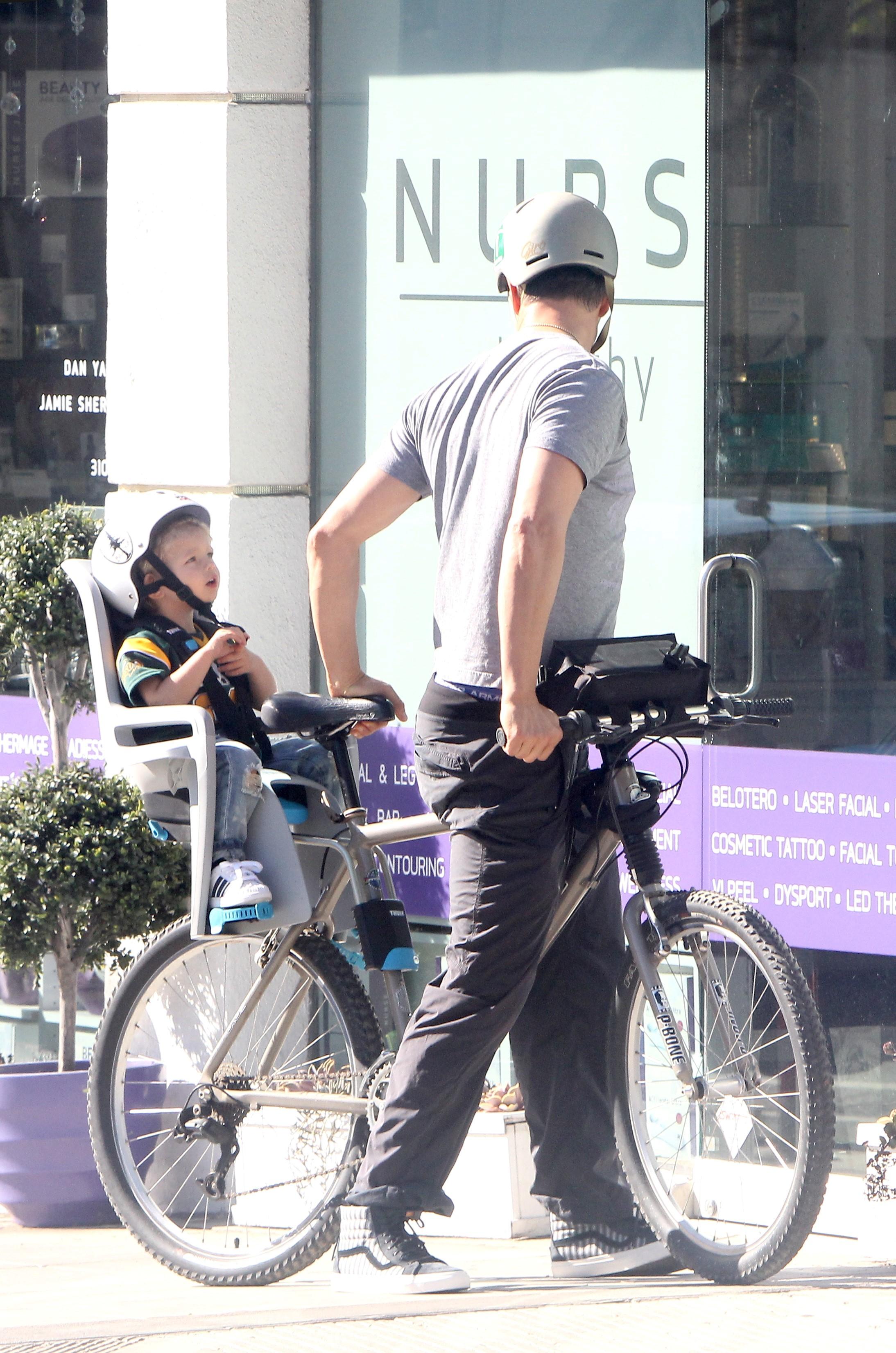 Josh duhamel bike ride son axl 04