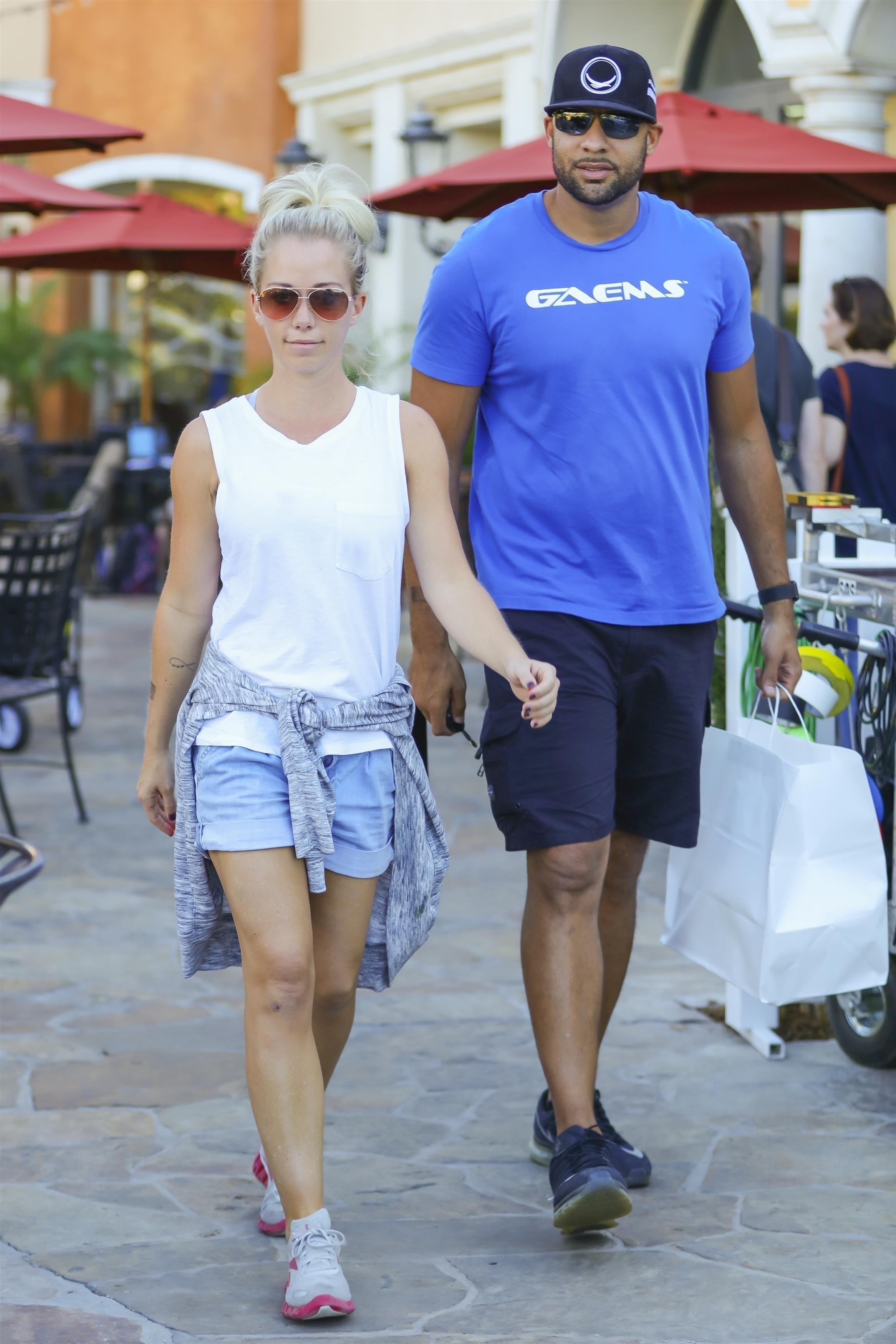 *EXCLUSIVE* Kendra Wilkinson spends time with Hank Baskett without her wedding ring on