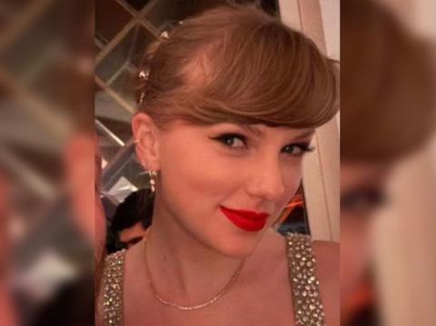 taylor swift travis kelce missing red lip stick nye