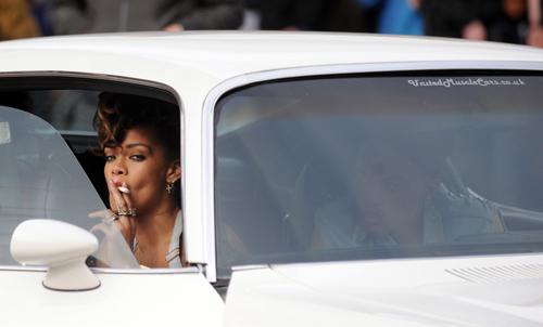 2011__09__Rihanna Sept27 927_ _1.jpg