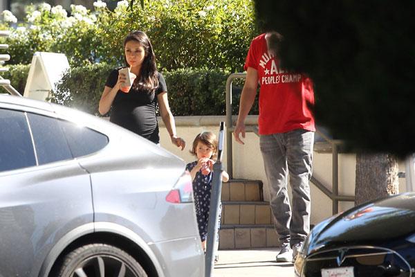 Mila kunis baby bump ashton kutchet wyatt kutcher 06