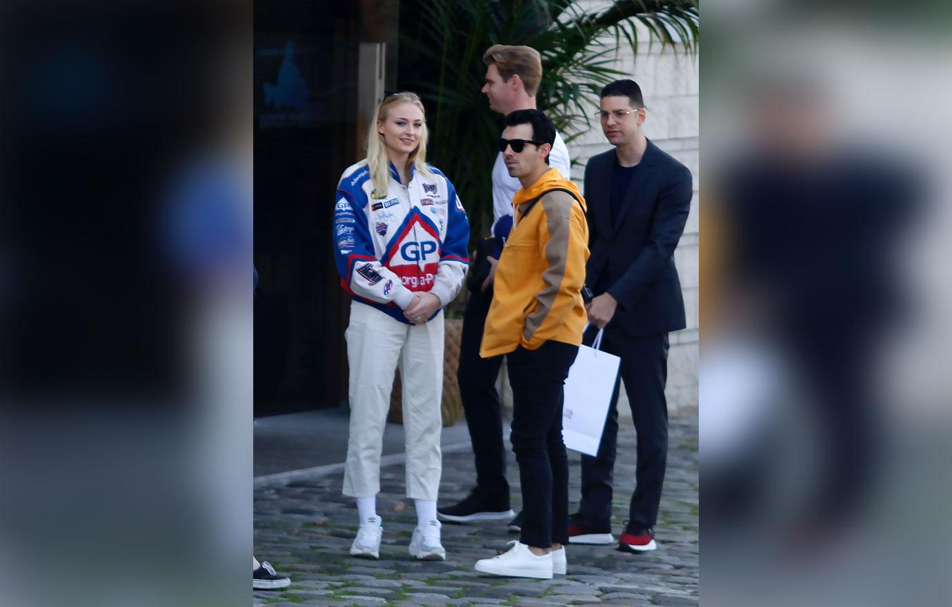 Joe Jonas & Fiancee Sophie Turner Arrive in Barcelona!: Photo