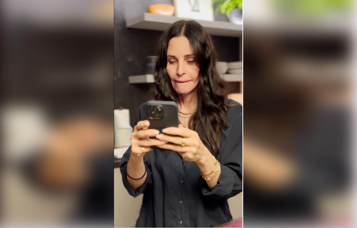 courteney cox mocks kanye west after he says friends is not funny