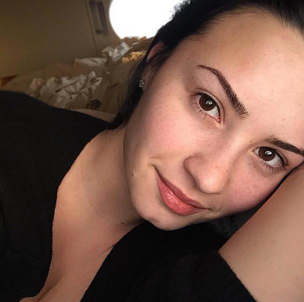 08 demi lovato no makeup