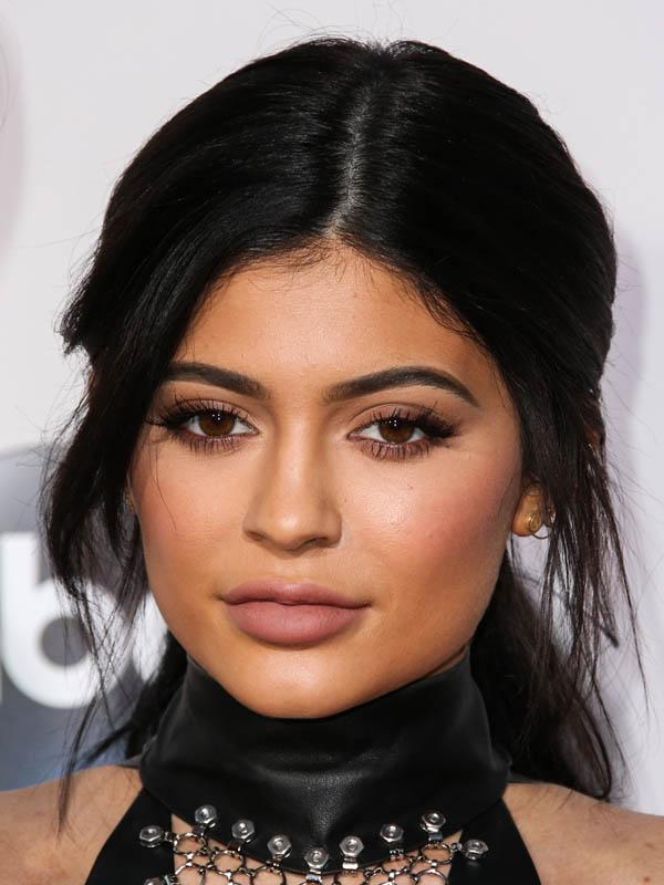 Kylie Jenner arrives at the 2015 American Music Awards