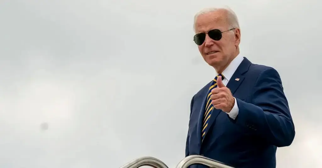 joe biden accidentally reads teleprompter instructions during speech