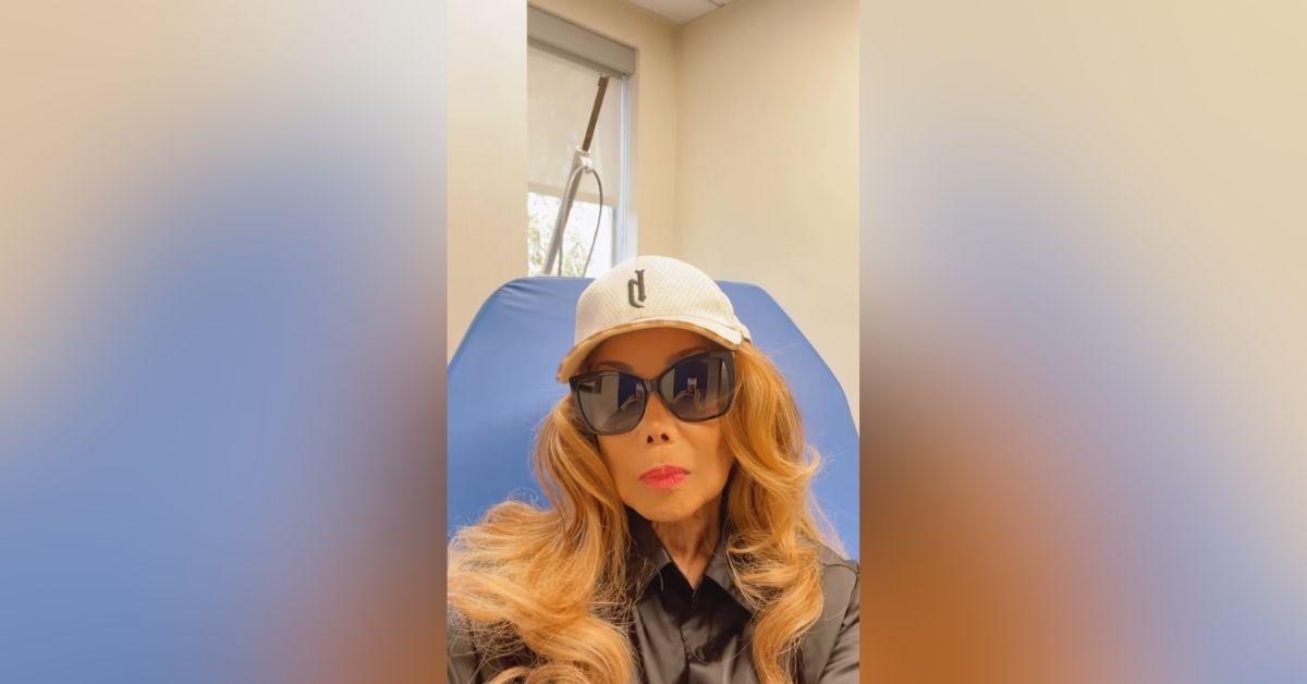 image of The singer didn’t explain why she at the doctor's office. 