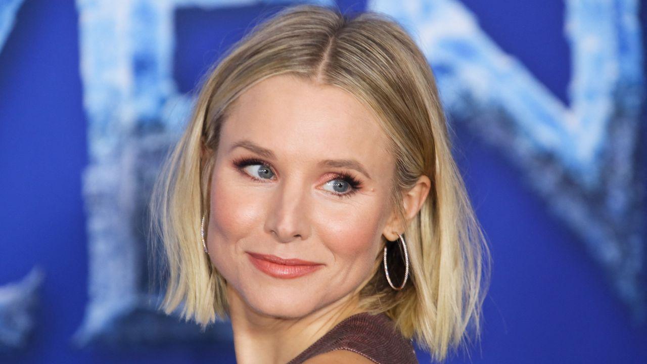 Image of Kristen Bell rejects societal expectations to appear heavily made-up on social media.