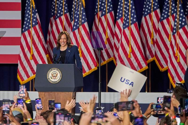 donald trump makes fun kamala harris laugh