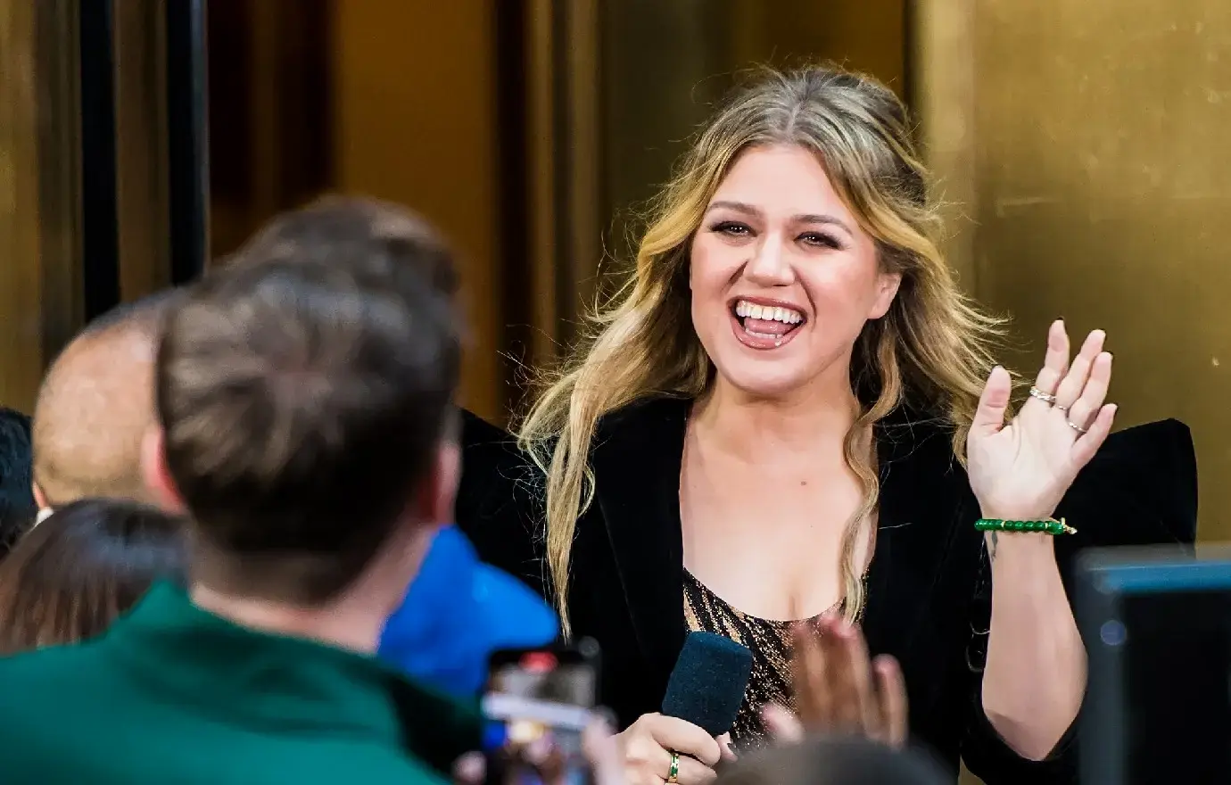 kelly clarkson fans gush looks so much happier move new york