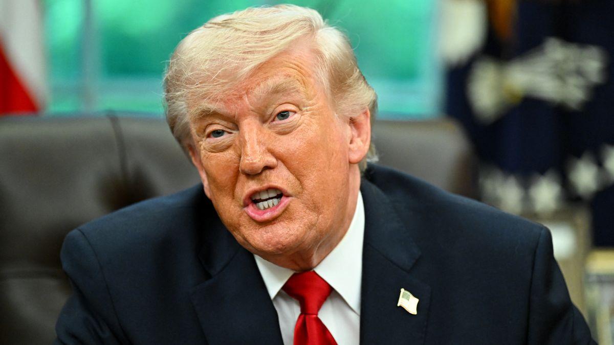 Photo of Donald Trump awkwardly commented on NASA administrator Jared Isaacman's ears during the White House meeting.