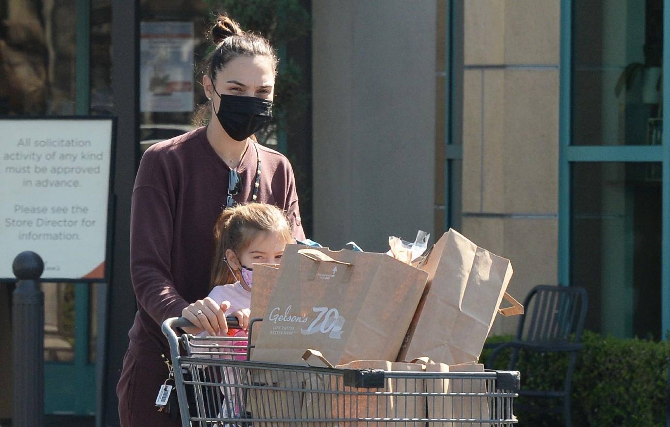 Gal Gadot Spotted Grabbing Sweet Treats With Daughters