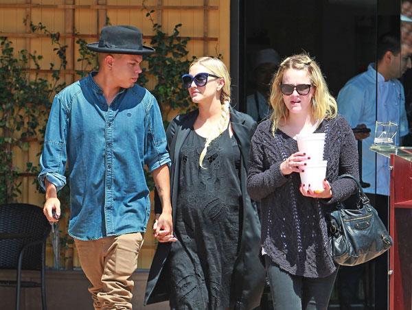 Pregnant ashlee simpson evan ross date lunch 04