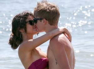 2011__07__Justin_Bieber_Selena_Gomez_July7news 300×223.jpg