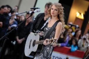 2010__10__Taylor_Swift_Oct26_170 300&#215;199.jpg