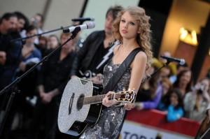 2010__10__Taylor_Swift_Oct26_170 300×199.jpg