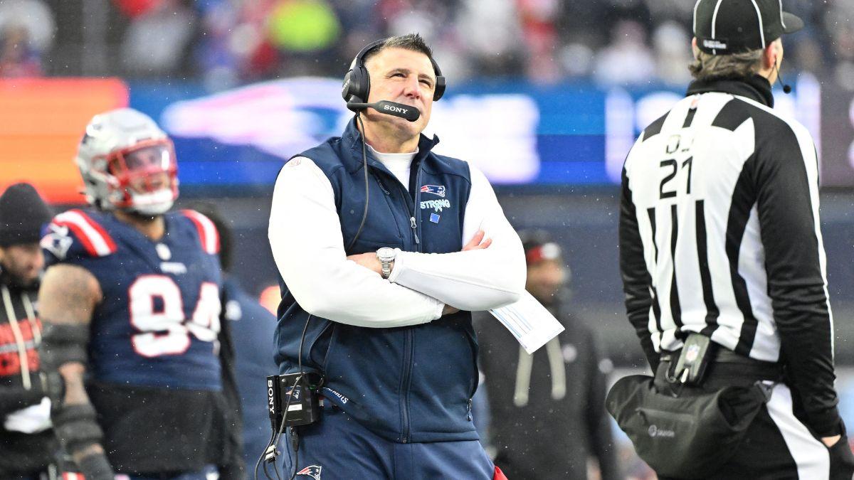 Image of Mike Vrabel and Dianna Russini were caught holding hands despite being married to other people.