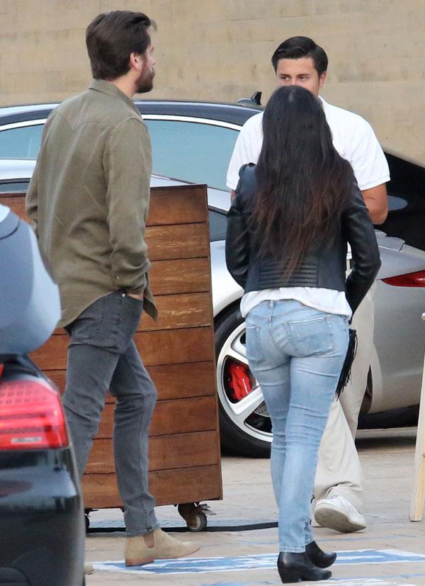 Kourtney kardashian scott disick hold hands 03