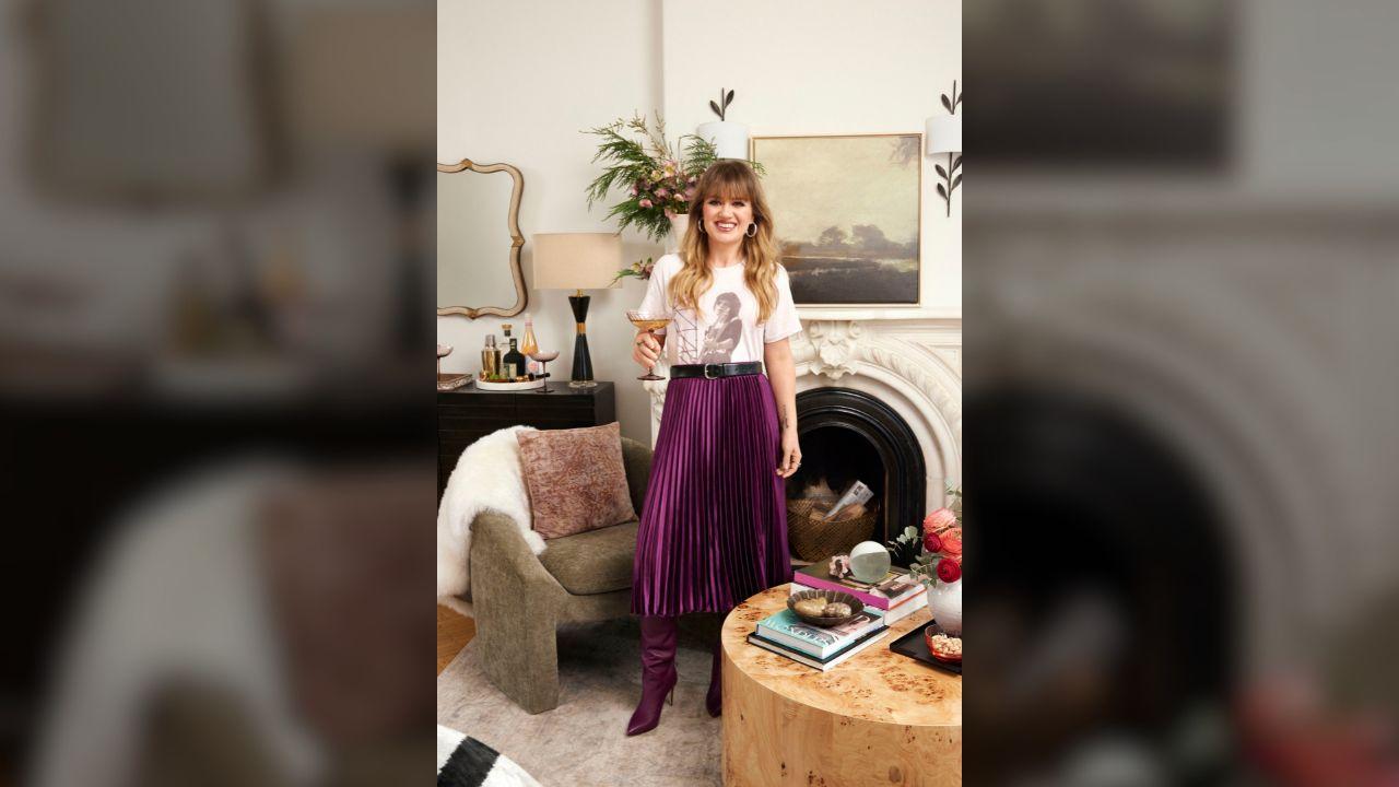 Photo of Kelly Clarkson spoke out about the alleged rudeness she experienced.