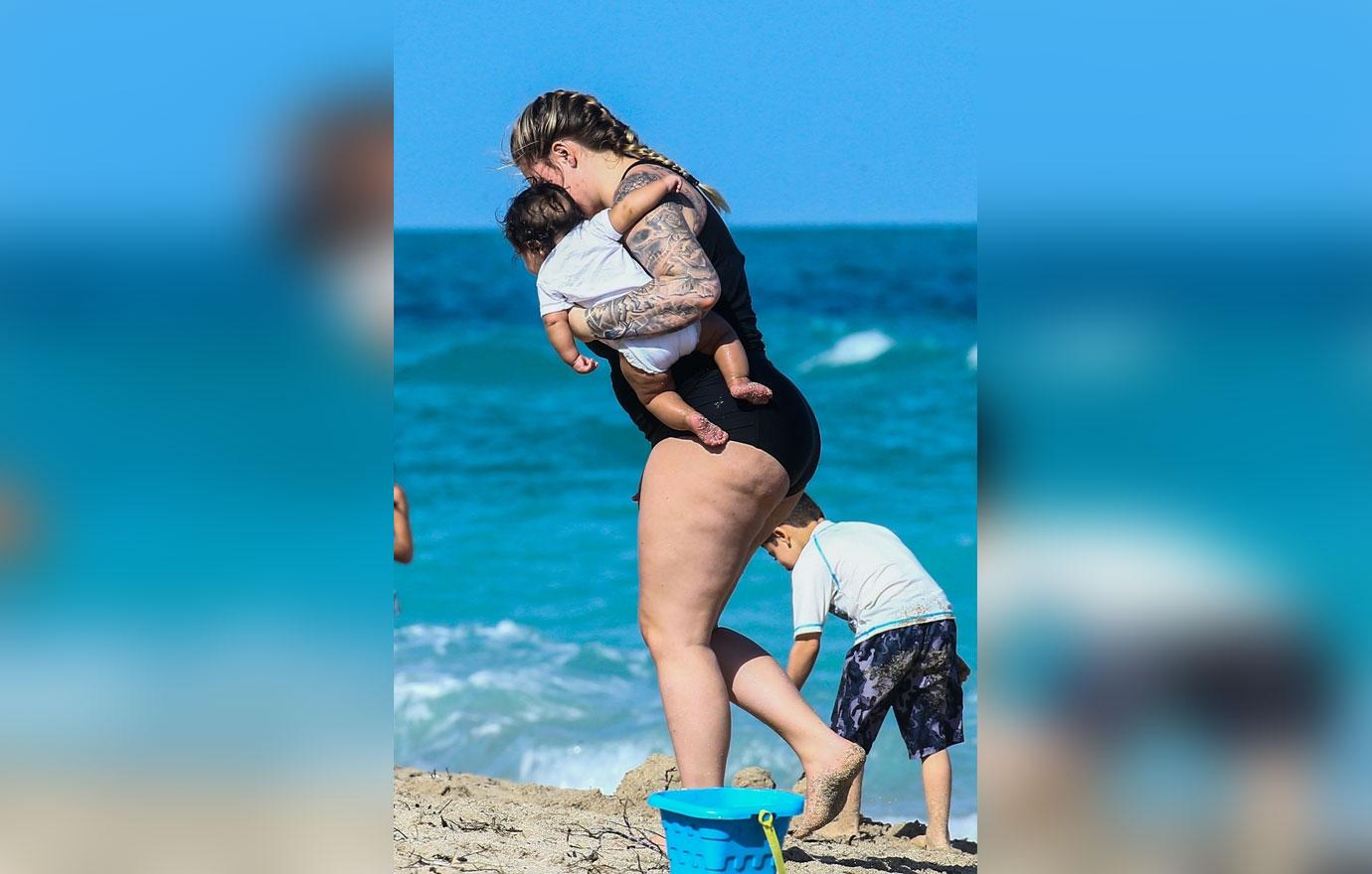 *EXCLUSIVE* Kailyn Lowry hits the beach with Baby Lux in Miami