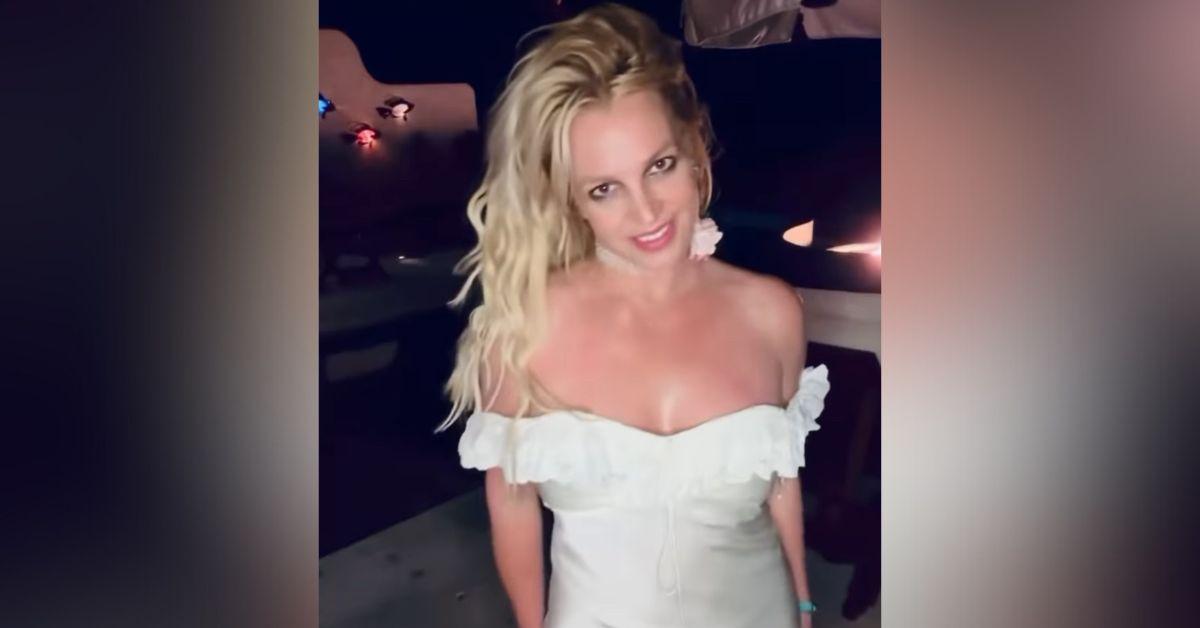britney spears caught smoking cigarette plane authorities flight difficult