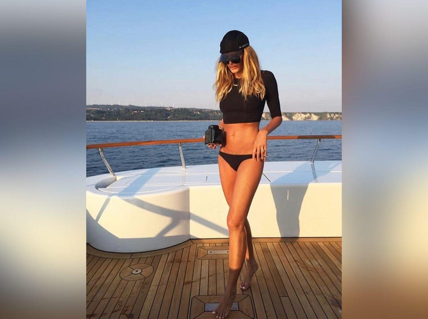 elle macpherson  flat abs long legs boat photo