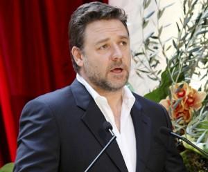 2010__07__Russell_Crowe_July27_m 300&#215;249.jpg