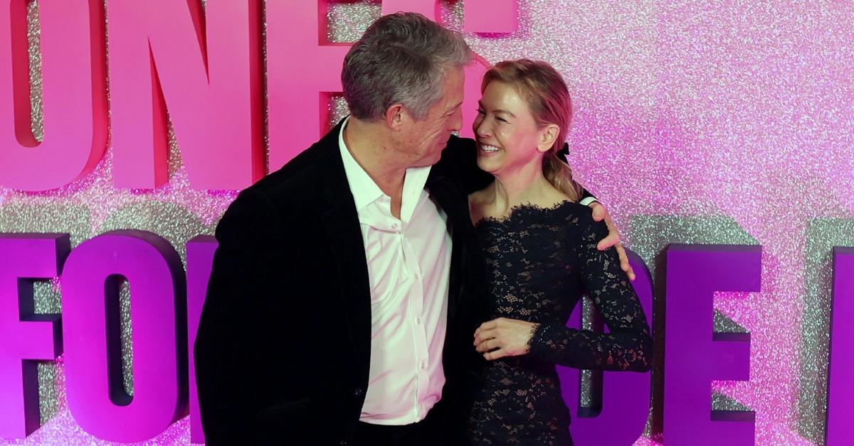 renee zellweger lace gown goofs off hugh grant premiere bridget jones photos