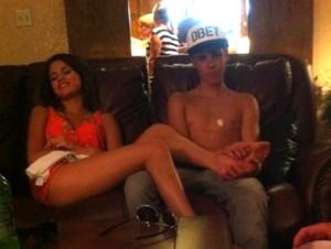 2011__05__Justin_Bieber_Selena_May31news_01 300&#215;226.jpg