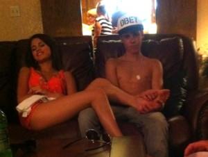 2011__05__Justin_Bieber_Selena_May31news_01 300×226.jpg