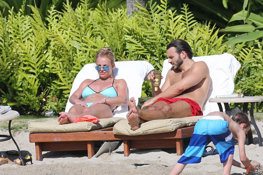 Britney spears charlie ebersol engagement ring hawaii  02