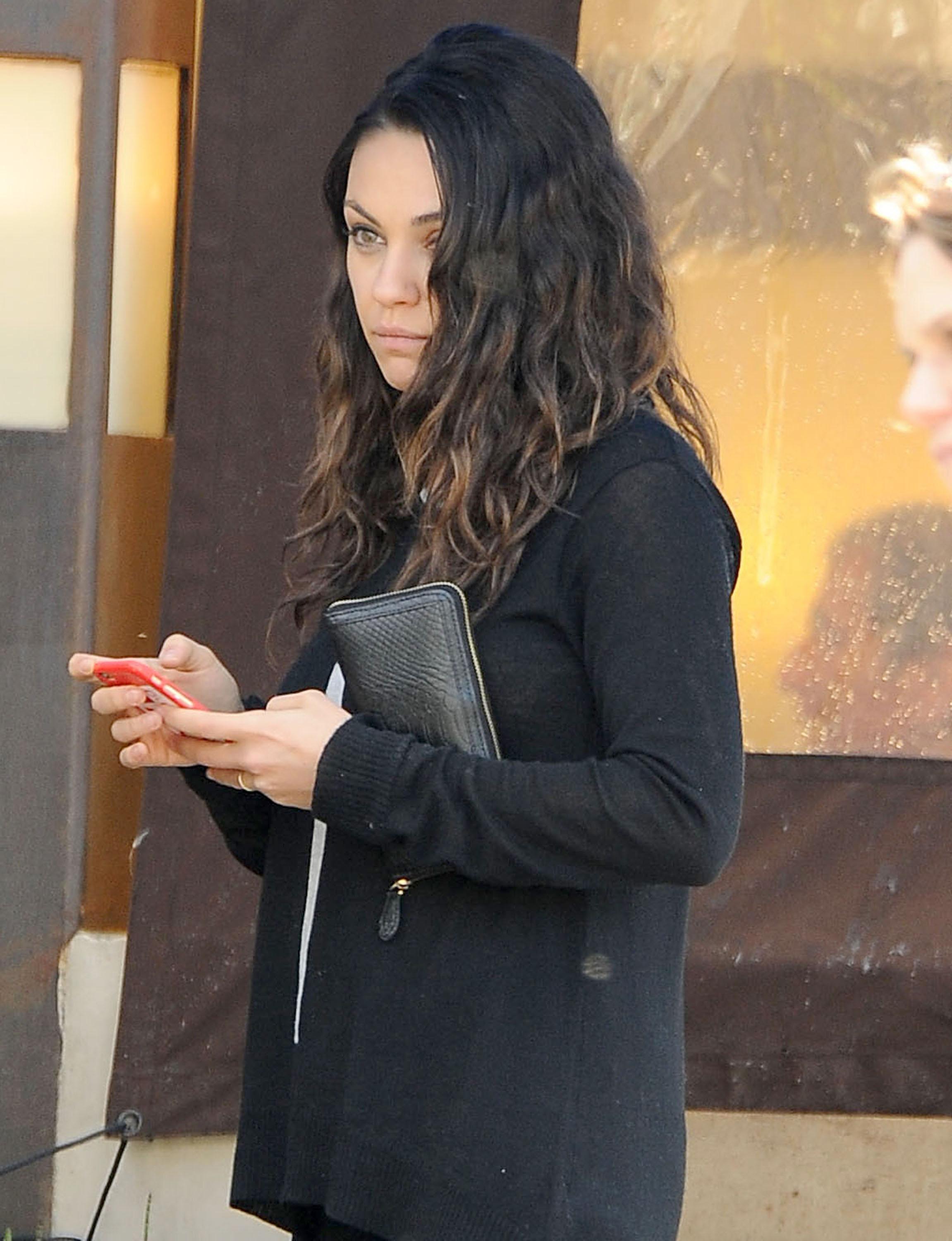 Exclusive&#8230; Mila Kunis Out For Lunch With Friends