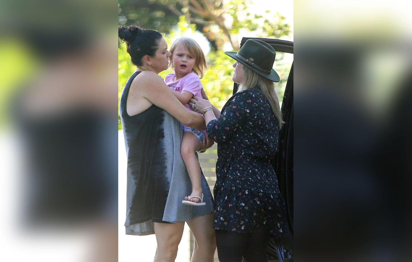 A makeup free Kelly Clarkson looks chic as she drops off her daughter River Rose with a nanny.