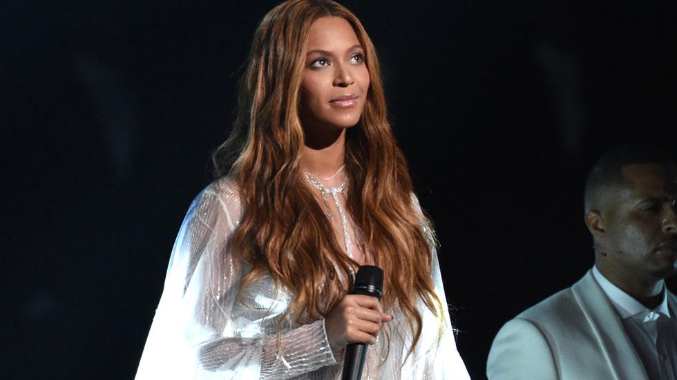 Beyonce performing at the 2015 grammy awards