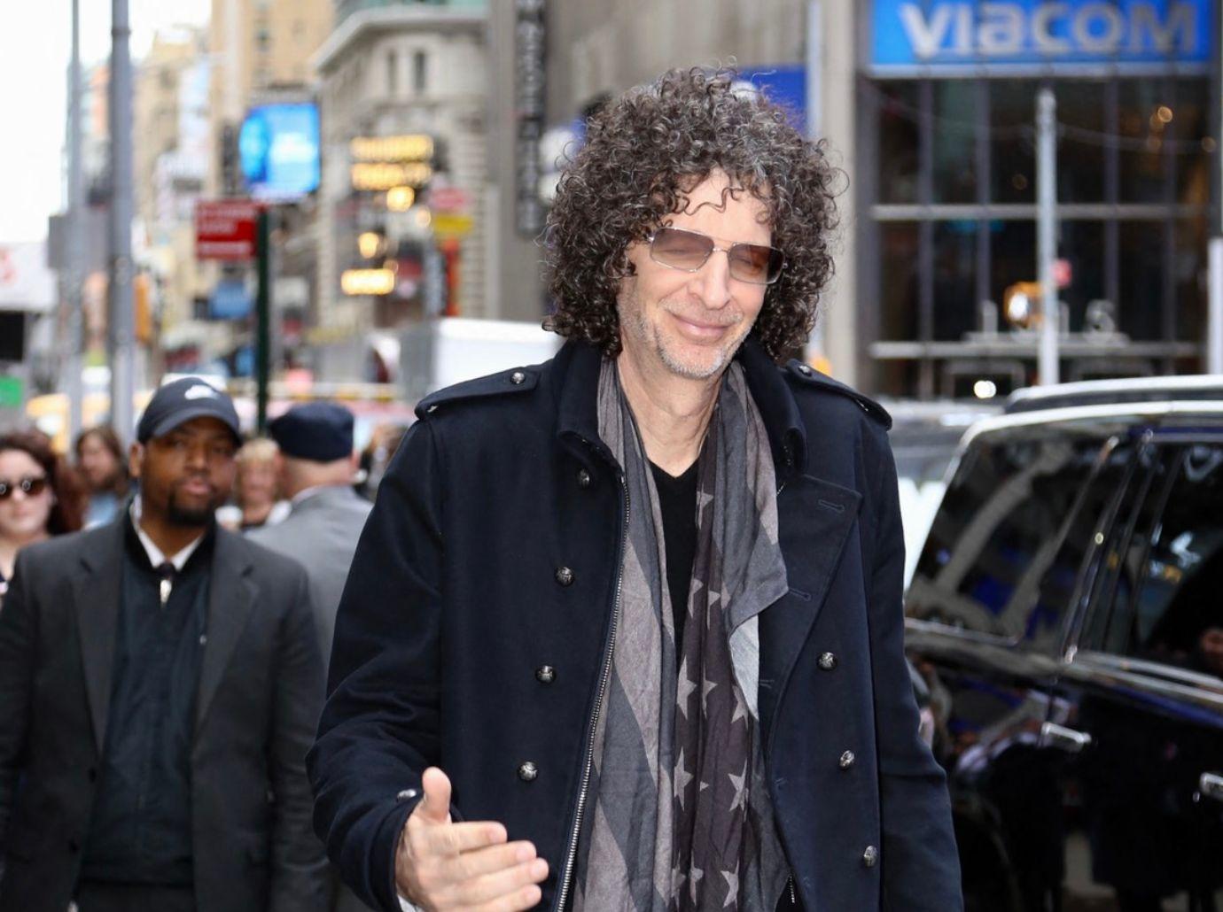 howard stern feels weird friend jerry seinfelds diss