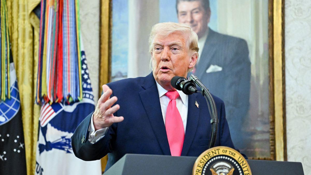 Image of Experts said late-night hosts help audiences process political events.