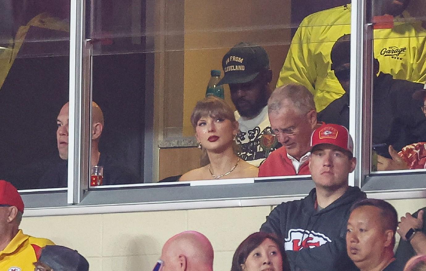 taylor swift threw secret birthday travis kelce kansas city hotspot