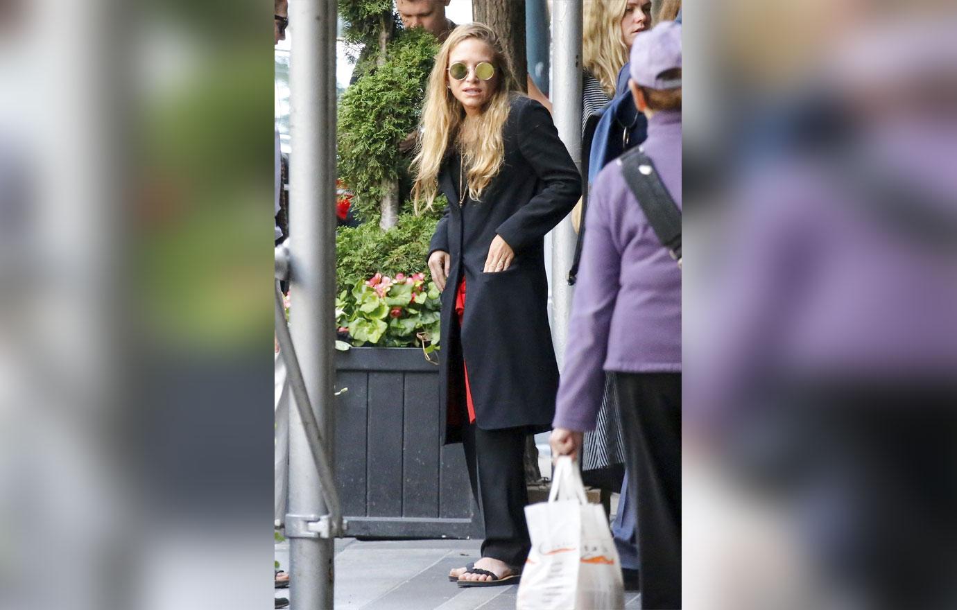 Mary kate ashley olsen smoking NYFW 3