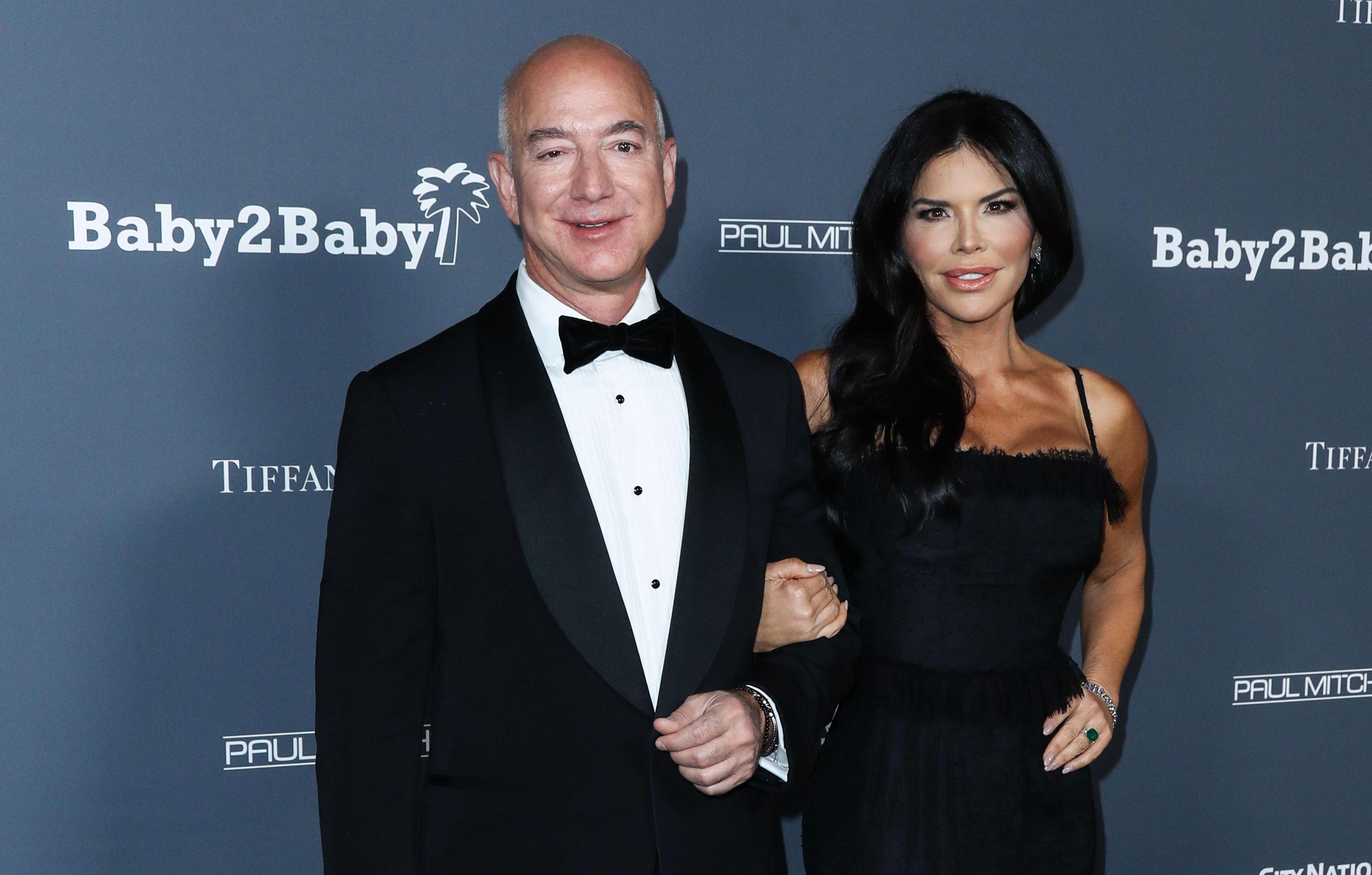 glowing jeff bezos lauren sanchez pack on pda