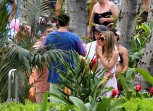 2010__05__Aniston_Sandler_May12_2 300×218.jpg