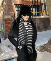 2011__02__madonna_feb10_06 213×300.jpg